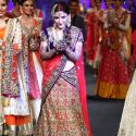 Soha walks for Vikram Phadnis at AVIBFW 2012