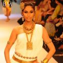 Kangna walks the ramp for Amrapali at IIJW 2011