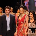 Isha Koppikar walks the ramp for Kashi Day 2