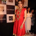 Kangna walks the ramp for Amrapali at IIJW 2011