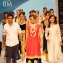 Kangna walks the ramp for Amrapali at IIJW 2011
