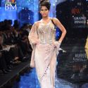 Sonam and Lara walk the ramp for Shane Falguni Pea