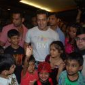 Salman Cheers Cancer Patients of Hinduja Hospital
