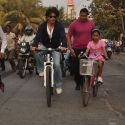 Shahrukh Khan Teaches Suhana to Ride a bicycle