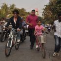 Shahrukh Khan Teaches Suhana to Ride a bicycle