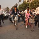 Shahrukh Khan Teaches Suhana to Ride a bicycle