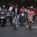 Shahrukh Khan Teaches Suhana to Ride a bicycle