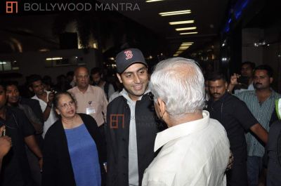 http://i.bollywoodmantra.com/albums/events/miscellaneous/snapped-in-mumbai-international-airport-2013/thumb400/abhishek-bachchan__594325.JPG