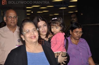 http://i.bollywoodmantra.com/albums/events/miscellaneous/snapped-in-mumbai-international-airport-2013/thumb400/aishwarya-rai-bachchan_aaradhya-bachchan__594319.JPG