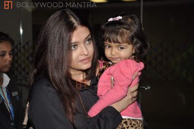 http://i.bollywoodmantra.com/albums/events/miscellaneous/snapped-in-mumbai-international-airport-2013/thumb400/aishwarya-rai-bachchan_aaradhya-bachchan__594336.JPG