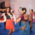 Kareena teaches Daya Ben how to do Perfect Photo-s