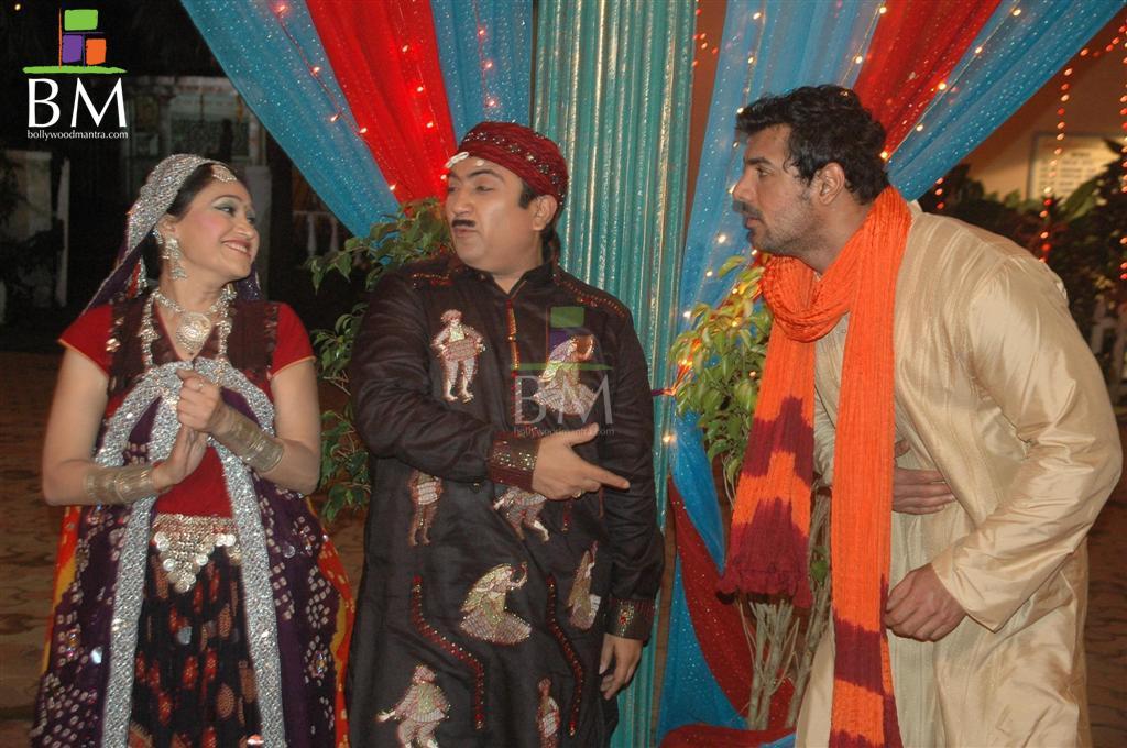 https://i.bollywoodmantra.com/albums/events/miscellaneous/navratri-puja-2010/john-abraham___245965.JPG