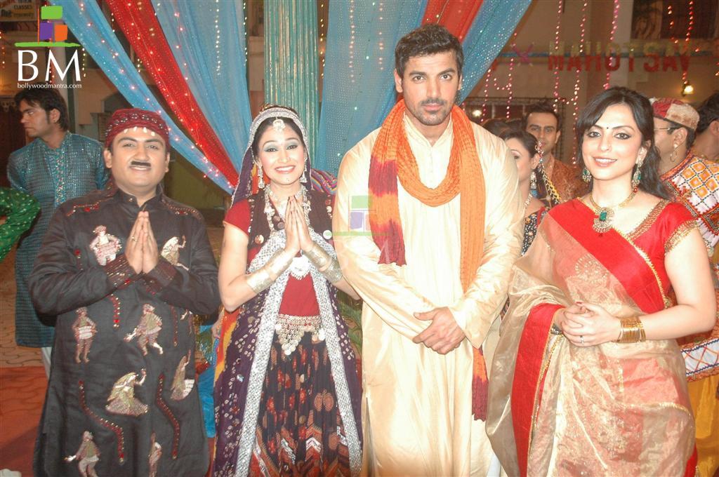 https://i.bollywoodmantra.com/albums/events/miscellaneous/navratri-puja-2010/john-abraham___245966.JPG