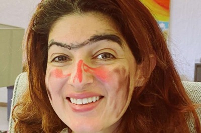 Daughter Nitara paints Twinkle Khanna's face | Twinkle Khanna - Vimarsana News